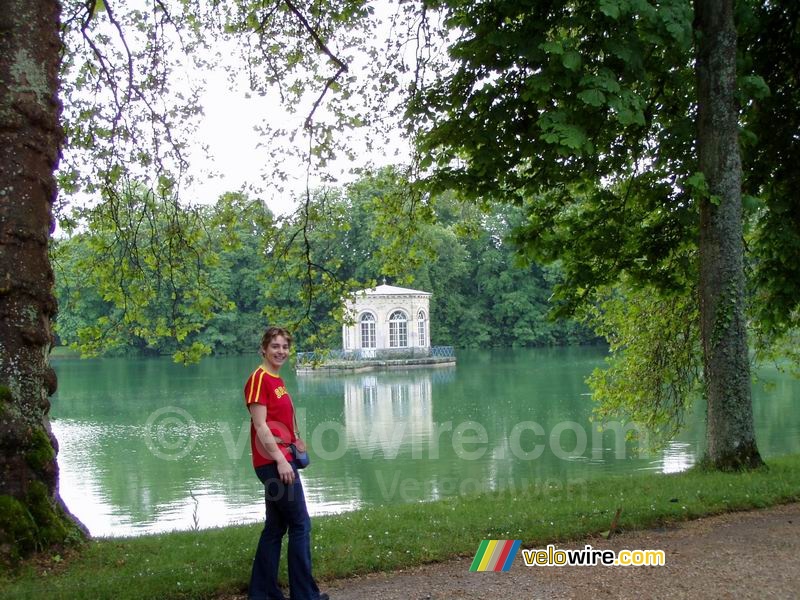 Meggie in front of the lake of the castle in Fontainebleau