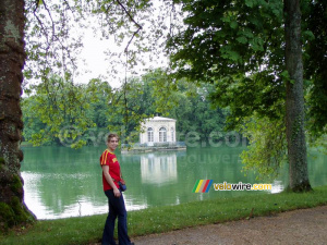 Meggie devant le lac du château de Fontainebleau (252x)