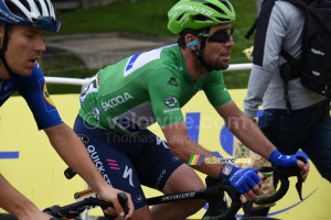 Mark Cavendish (Deceuninck – Quick-Step), juste devant la voiture balai (1180x)