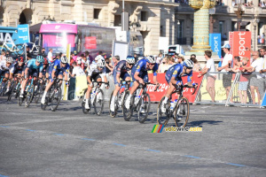 Le peloton avec Deceuninck – Quick-Step en tête (1392x)