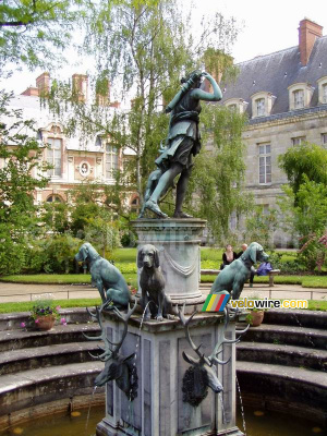 Une fontaine dans le jardin du château de Fontainebleau (228x)
