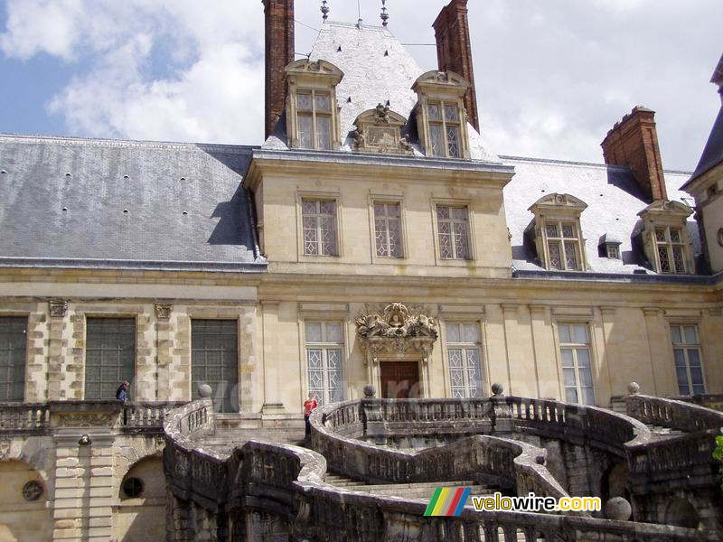 Meggie sur l'escalier du château de Fontainebleau