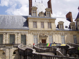 Meggie sur l'escalier du château de Fontainebleau (274x)