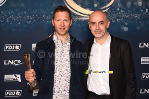 Julien Simon (TotalEnergies), vainqueur de la Coupe de France FDJ 2022, avec Xavier Jan, Président de la Ligue Nationale de Cyclisme (LNC) (1587x)