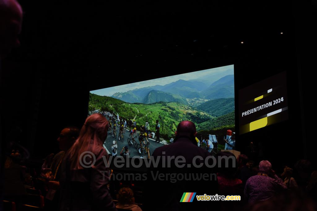 Het Palais des Congrs loopt vol voor de presentatie van de Tour de France 2024