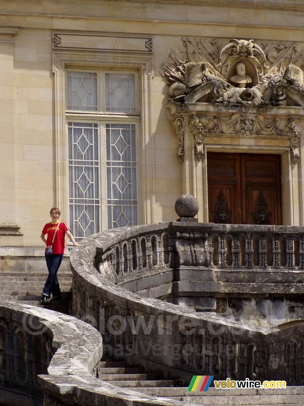 Meggie on the stairs of the castle in Fontainebleau