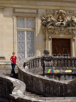 Meggie sur l'escalier du château de Fontainebleau (226x)