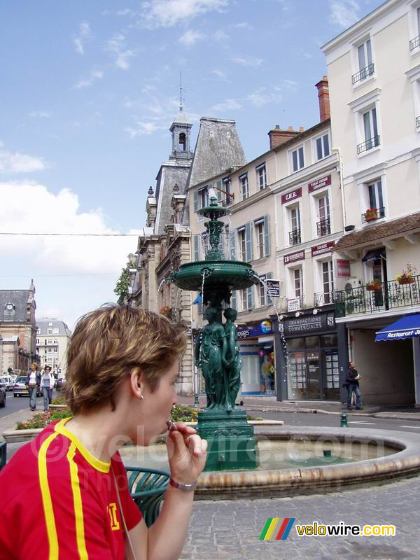 Meggie in front of the city hall of Fontainebleau