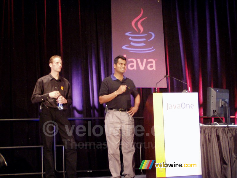 Thomas & Pubudu tijdens onze presentatie @ JavaOne 2004