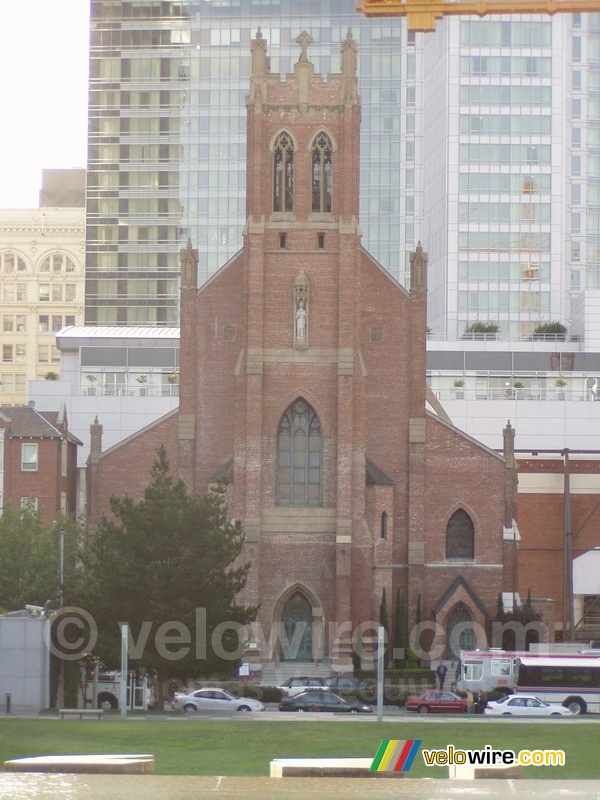 Een kerk in een moderne omgeving tegenover het Moscone Center