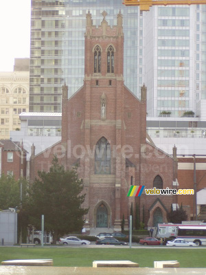 Une église dans un environnement moderne face au Moscone Center (261x)