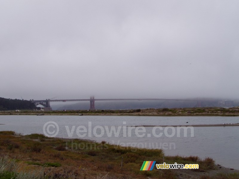 De Golden Gate Bridge in de wolken