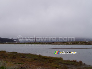 Le Golden Gate Bridge dans les nuages (263x)