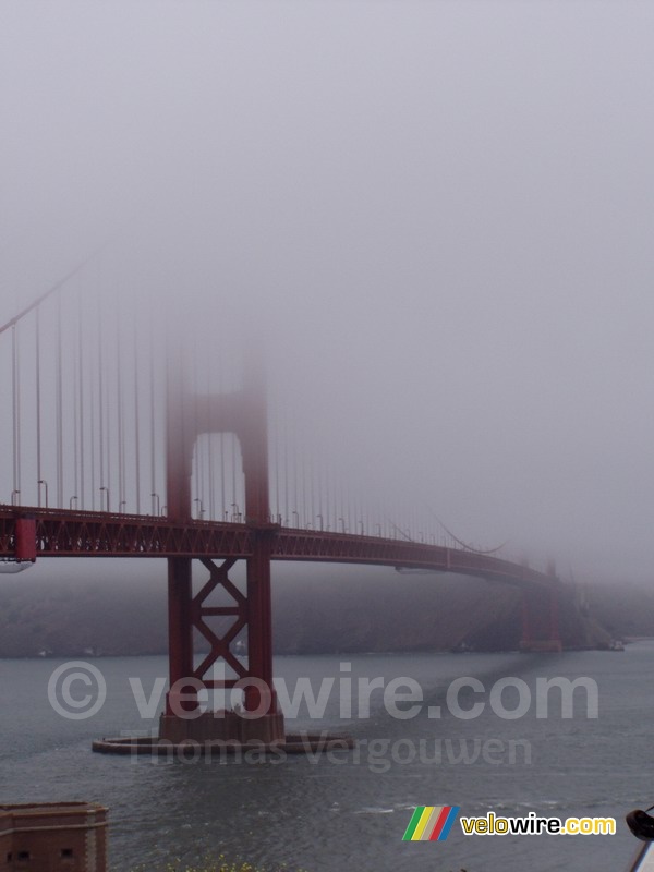 De Golden Gate Bridge in de wolken