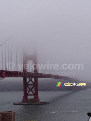 Le Golden Gate Bridge dans les nuages (270x)
