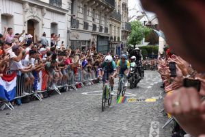 Ben Healy (Irlande) & Alexey Lutsenko (Kazakhstan) en tête dans la première montée de la Butte Montmartre (117x)