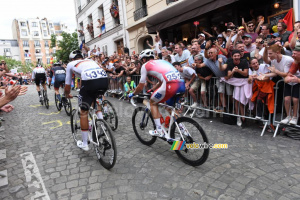 Stefan Kung (Suisse), Michael Woods (Canada), Fred Wright (Grande-Bretagne), Valentin Madouas (France) et Nils Politt (Allemagne) dans la première montée de la Butte Montmartre (2) (133x)