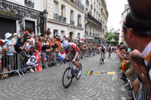 Le peloton dans la première montée de la Butte Montmartre (123x)