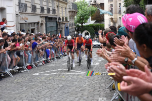 Mikkel Bjerg (Danemark), Tobias Foss (Norvège) et Daan Hoole (Pays-Bas) dans la première montée de la Butte Montmartre (111x)