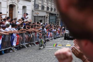 Eric Manzabayo (Rwanda) salue le public dans la première montée de la Butte Montmartre (124x)