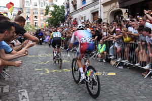Remco Evenepoel (Belgique) & Valentin Madouas (France) dans la deuxième montée de la Butte Montmartre (2) (126x)