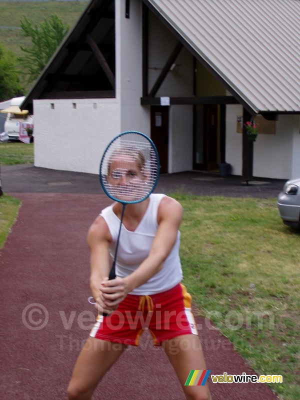 Ellen aan het badmintonnen