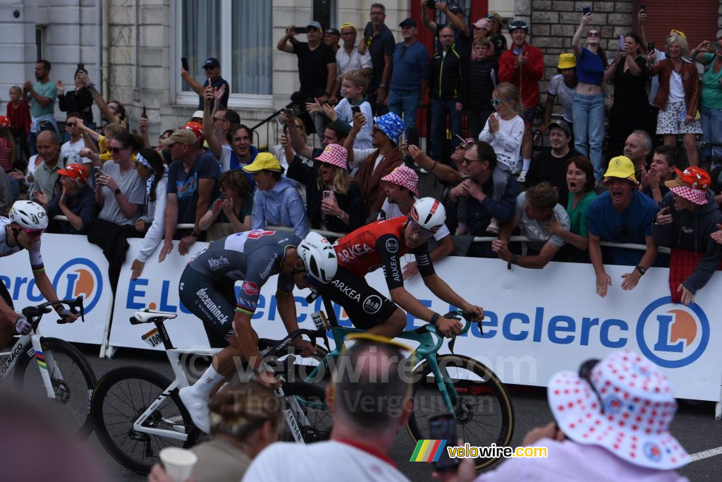 Mathieu van der Poel (Alpecin-Deceuninck) zet de sprint aan die leidde tot zijn overwinning in de 2e etappe in Boulogne-sur-Mer