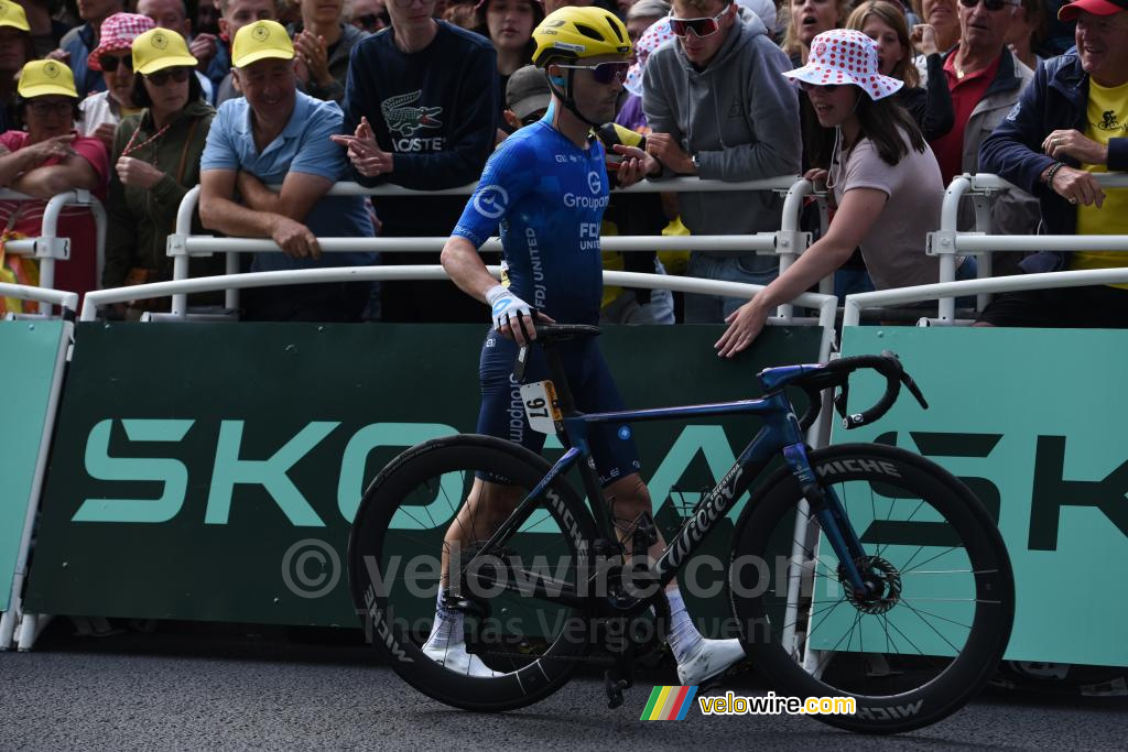 Paul Penhot (Groupama-FDJ) eindigt de etappe te voet