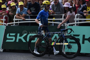 Paul Penhoët (Groupama-FDJ) ends the stage by foot (91x)