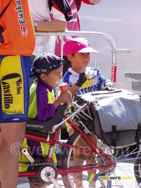 Même ces petits garçons ont monté l'Alpe d'Huez à vélo