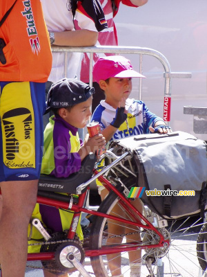 Même ces petits garçons ont monté l'Alpe d'Huez à vélo (373x)