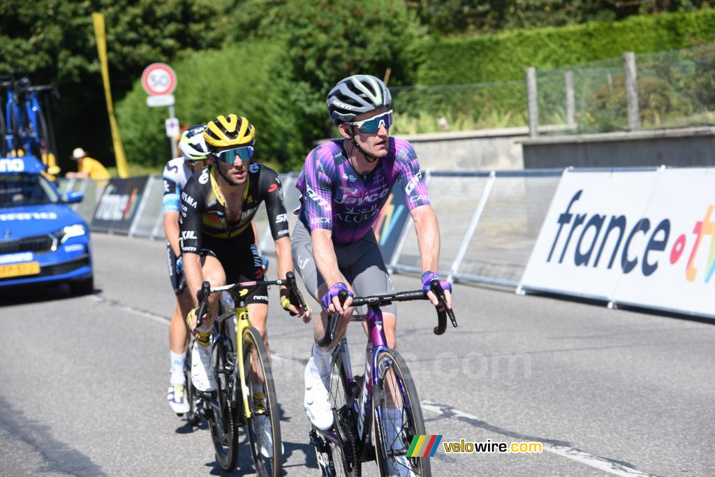 Eddy Dunbar (Jayco AlUla) en Simon Yates (Team Visma | Lease a Bike), 4e en 5e van de etappe in Vire Normandie