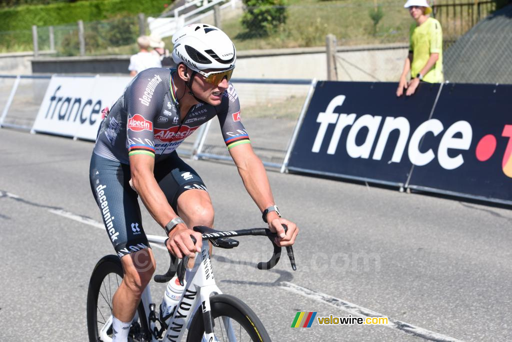Mathieu van der Poel, 8e van de etappe in Vire Normandie en wederom gele trui