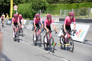 The EF Education-EasyPost team arrives as a group (126x)