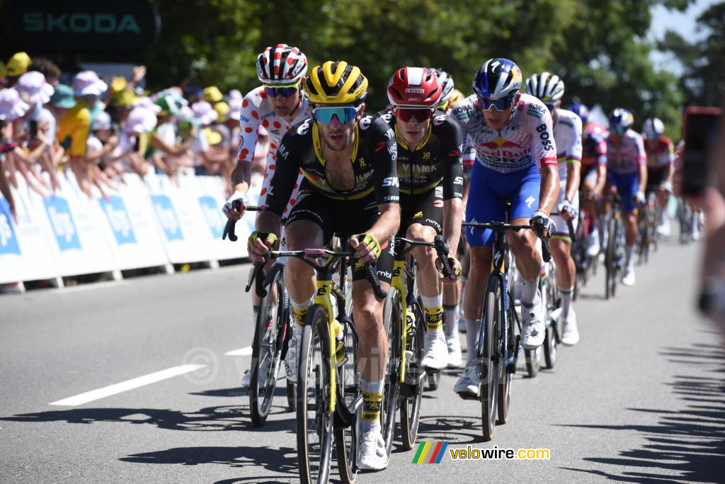 Het peloton met Simon Yates en Jonas Vingegaard (Team Visma | Lease a Bike)
