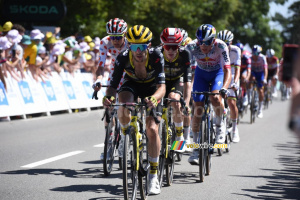 The peloton with Simon Yates and Jonas Vingegaard (Team Visma | Lease a Bike) (16x)