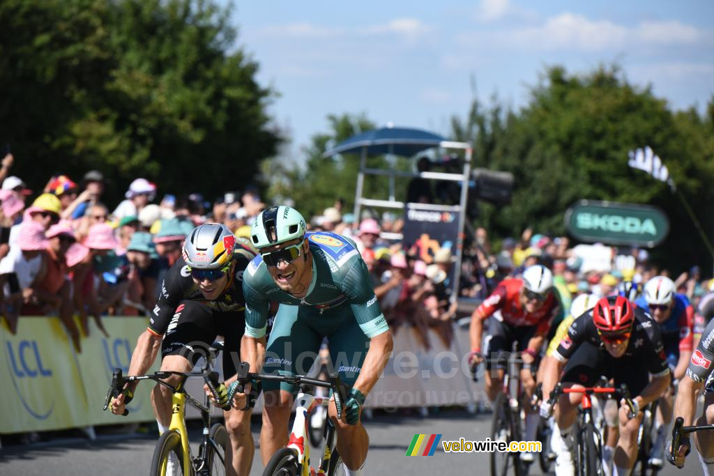 Jonathan Milan (Lidl-Trek) verslaat Wout van Aert (Team Visma | Lease a Bike) in Laval