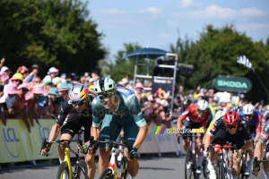 Jonathan Milan (Lidl-Trek) beats Wout van Aert (Team Visma | Lease a Bike) in Laval (15x)