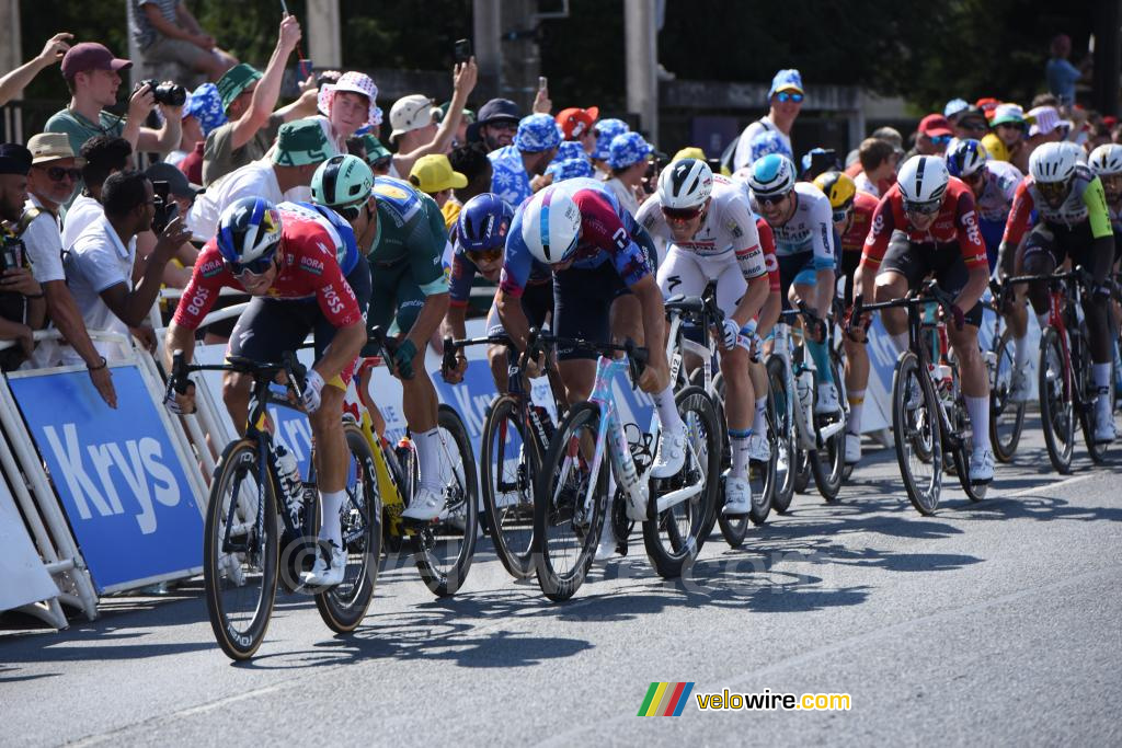 De massasprint in Chateauroux, uiteindelijk gewonnen door Tim Merlier (Soudal Quick-Step), hier nog in 5e positie