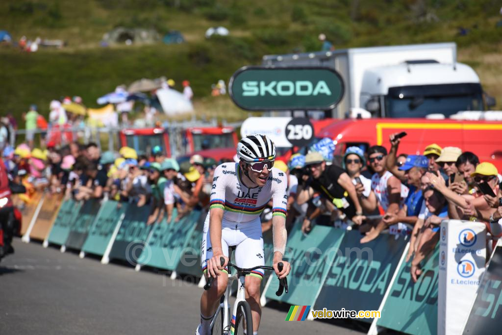 Tadej Pogacar (UAE Team Emirates XRG) op weg naar zijn overwinning op Hautacam (2)