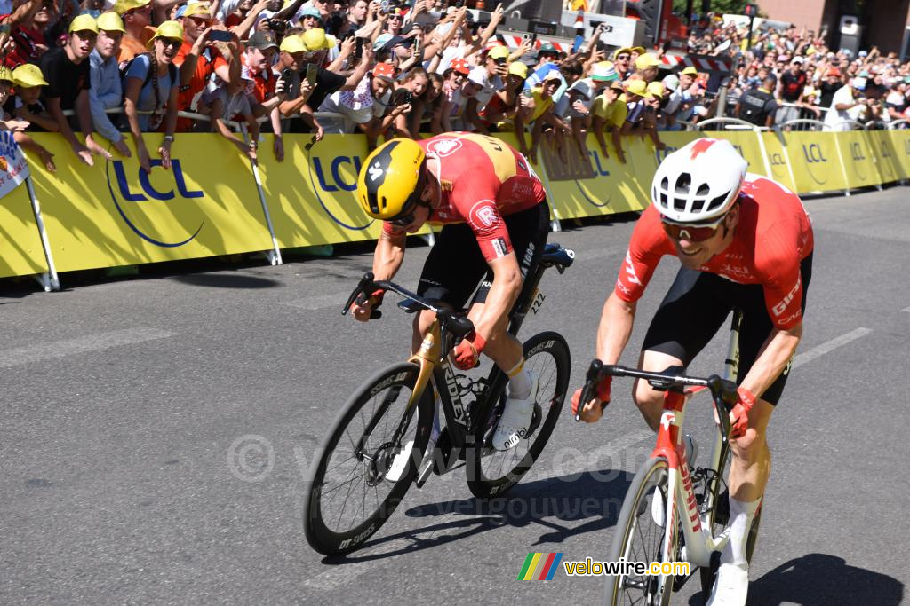 Jonas Abrahamsen (Uno-X Mobility) wint de 11e etappe in Toulouse voor Mauro Schmid (Team Jayco AlUla)