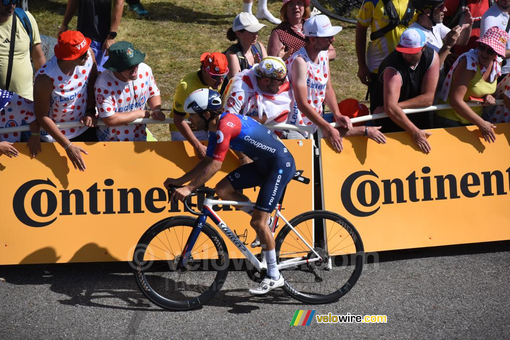 Guillaume Martin-Guyonnet (Groupama-FDJ) komt in Peyragudes aan