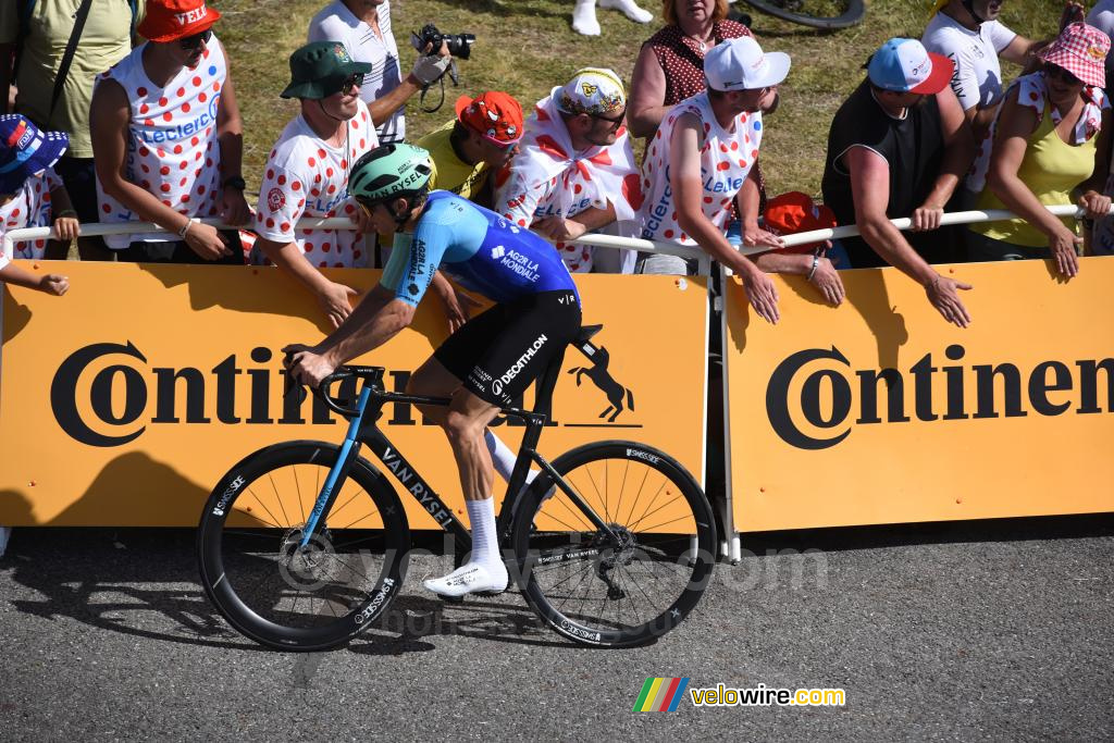 Felix Gall (Decathlon AG2R La Mondiale Team) komt in Peyragudes aan