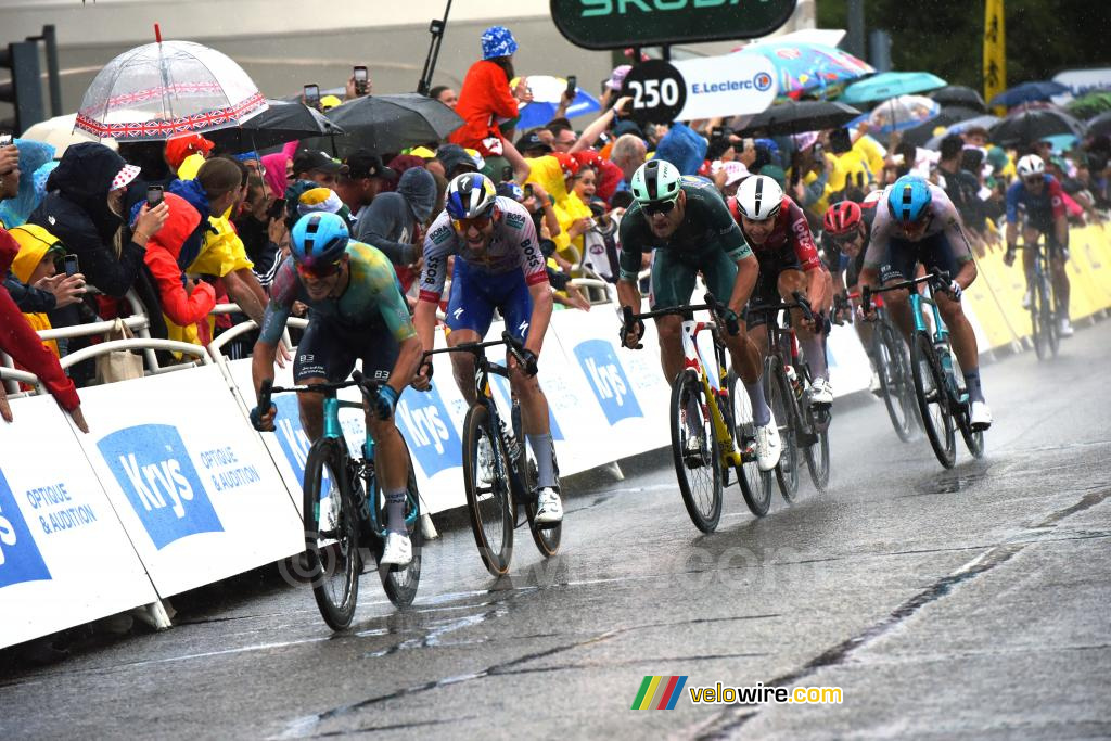 Jonathan Milan (Lidl-Trek) trekt zijn sprint aan naar de overwinning in Valence