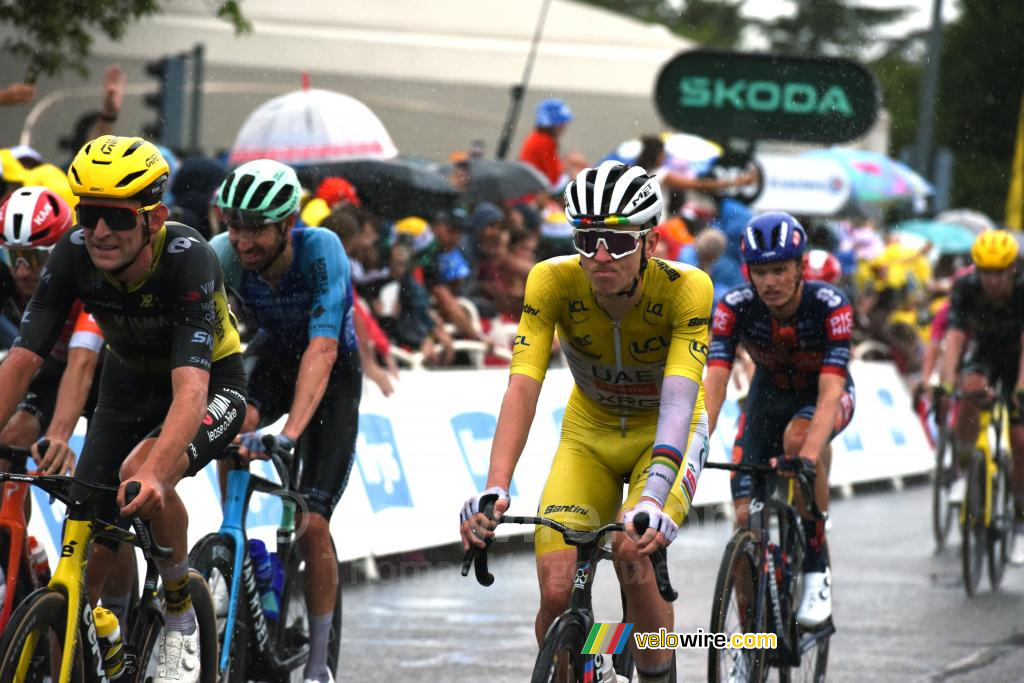 Tadej Pogacar (UAE Team Emirates) finisht de etappe in Valence