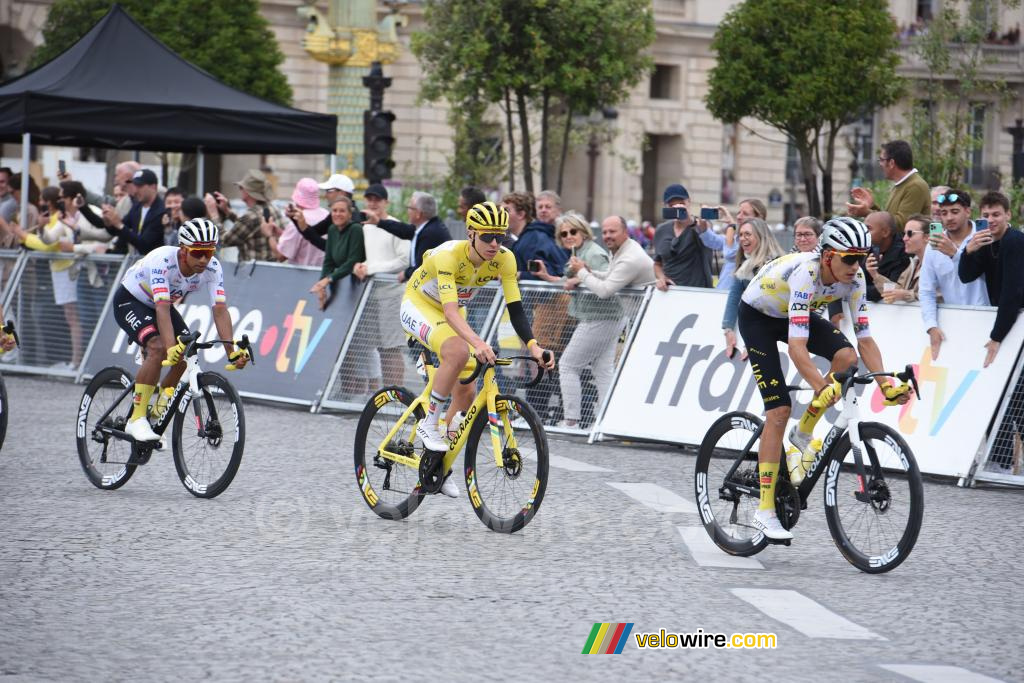 Tadej Pogacar en zijn UAE Team Emirates XRG komen voor het eerst op de Place de la  Concorde in Parijs aan