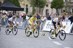 Tadej Pogacar et son équipe UAE Team Emirates XRG arrivent pour la première fois sur la Place de la Concorde (14x)