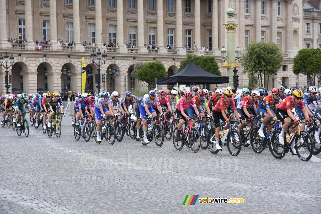 Het peloton bij de eerste doorkomst op de Place de la Concorde in Parijs (2)
