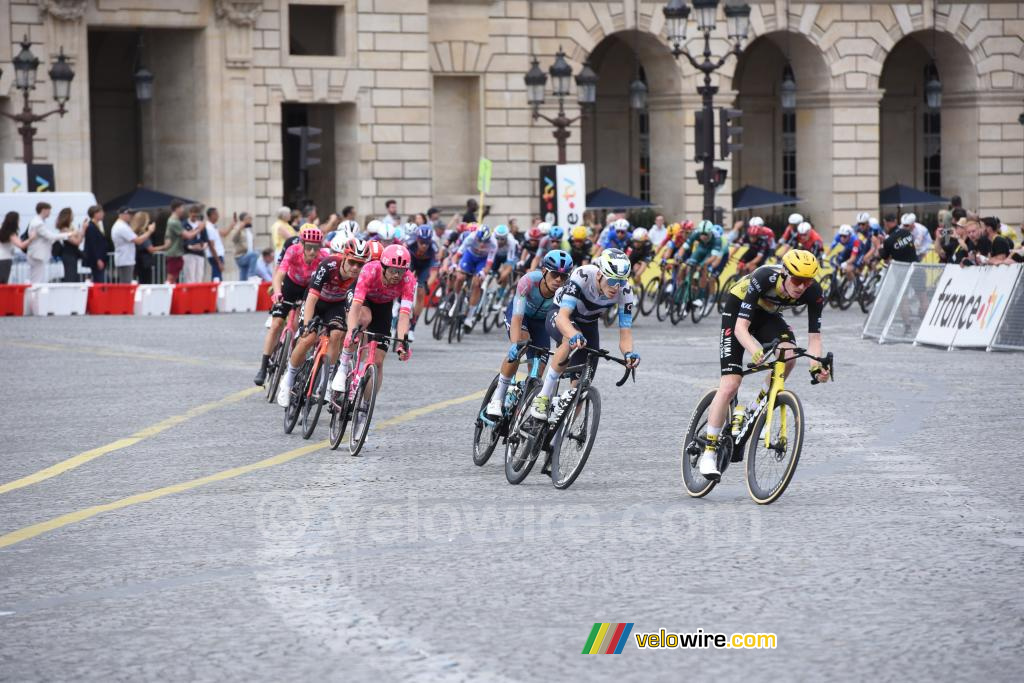 Het peloton bij de tweede doorkomst op de Place de la Concorde in Parijs