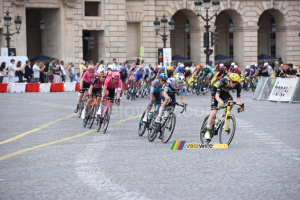 Le peloton au deuxième passage sur la Place de la Concorde (18x)